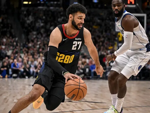 Jamal Murray (kiri) mencetak 22 poin saat Denver Nuggets mengalahkan Dallas Mavericks 130-104. (Foto: AP)