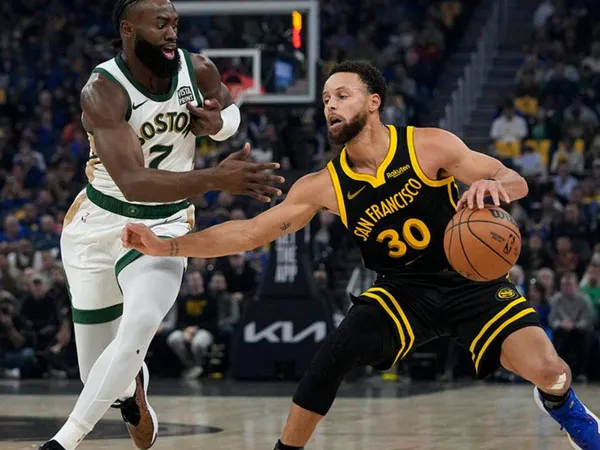Stephen Curry (kanan) mencetak 33 poin saat Golden State Warriors mengalahkan Boston Celtics 132-126. (Foto: AP)