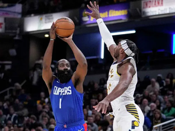 James Harden (kiri) mencetak 35 poin saat Los Angeles Clippers mengalahkan Indiana Pacers 151-127. (Foto: Reuters)