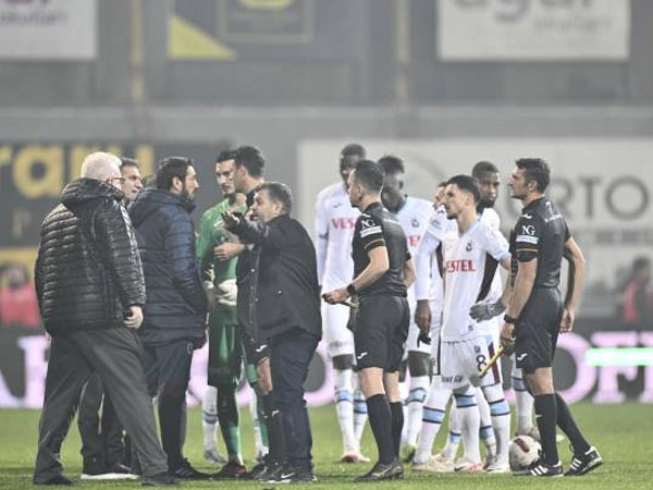 Protes Keputusan Wasit, Istanbulspor Enggan Lanjutkan Pertandingan