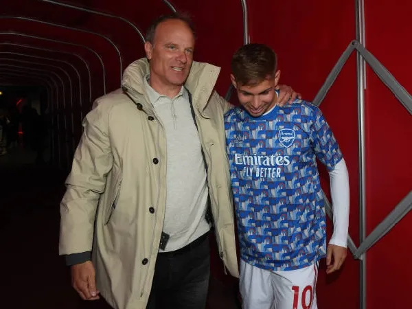 Dennis Bergkamp bersama pemain Arsenal, Emile Smith Rowe