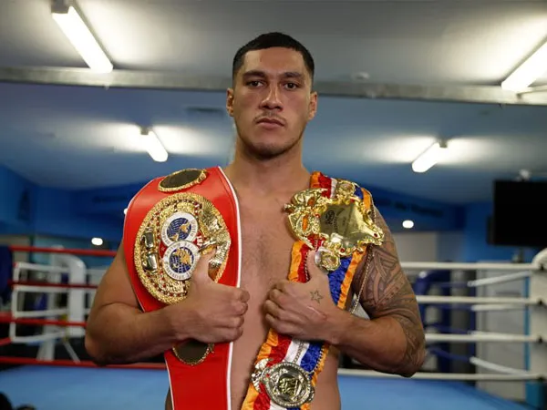 Jai Opetaia berpose dengan sabuk juara dunia kelas penjelajah IBF dan Ring Magazine. (Foto: The Sporting News)