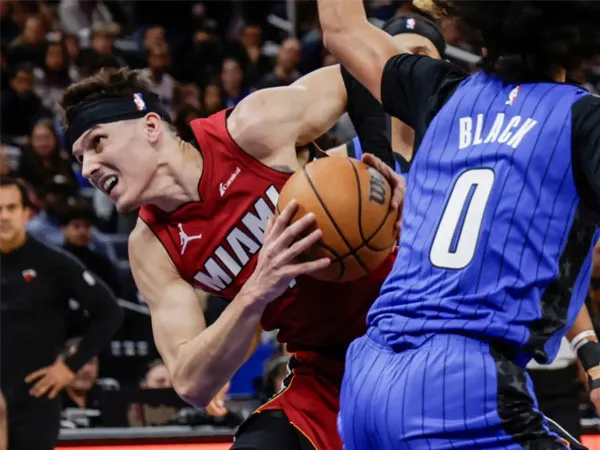 Tyler Herro (kiri) mencetak 28 poin saat Miami Heat mengalahkan Orlando Magic 115-106. (Foto: AP)