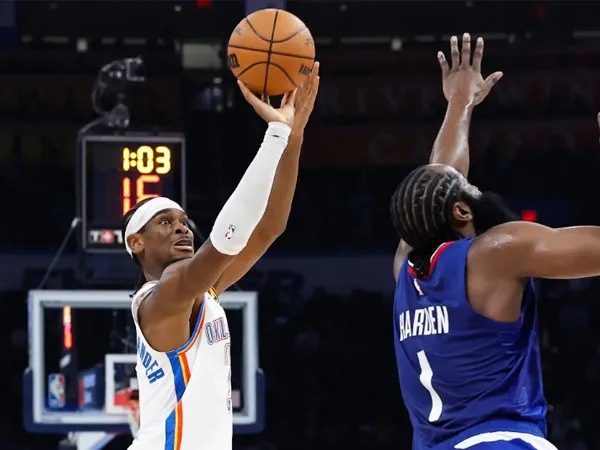 Shai Gilgeous-Alexander (kiri) mencetak 31 poin saat Oklahoma City Thunder mengalahkan Los Angeles Clippers 134-115. (Foto: Reuters)