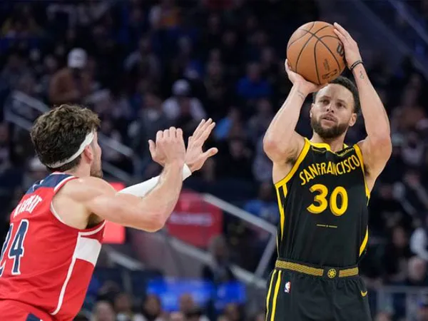 Stephen Curry (kanan) mencetak 30 poin saat Golden State Warriors menghentikan Washington Wizards 129-118. (Foto: AP)
