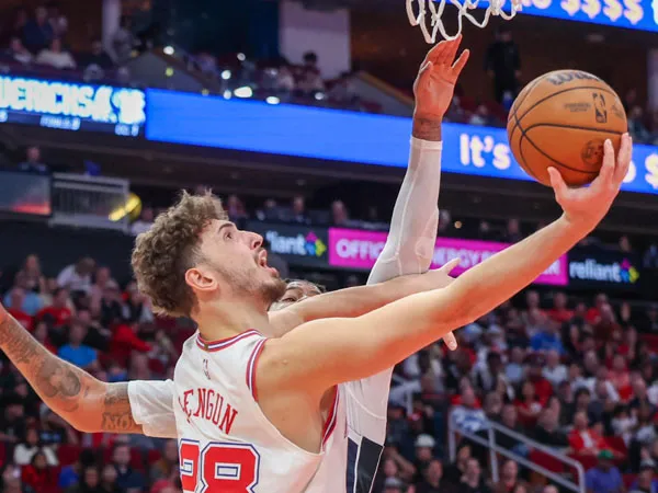 Alperen Sengun mencetak 22 poin dan 15 rebound saat Houston Rockets menghancurkan Dallas Mavericks 122-96. (Foto: Reuters)