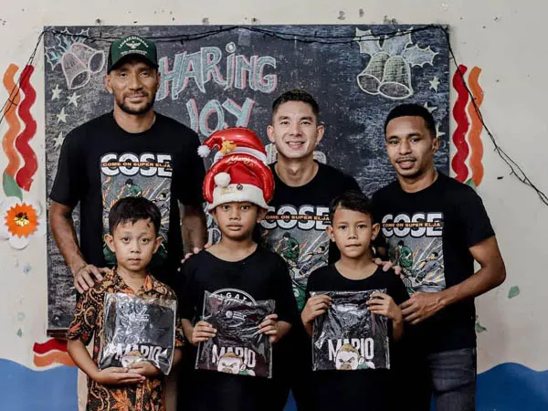 Para pemain PSS Sleman merayakan natal di SD BOPKRI