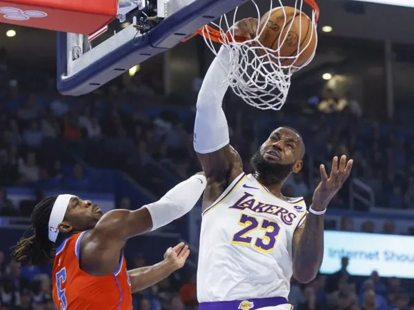 LeBron James (kanan) mencetak 40 poin saat Los Angeles Lakers mengalahkan Oklahoma City Thunder 129-120. (Foto: AP)