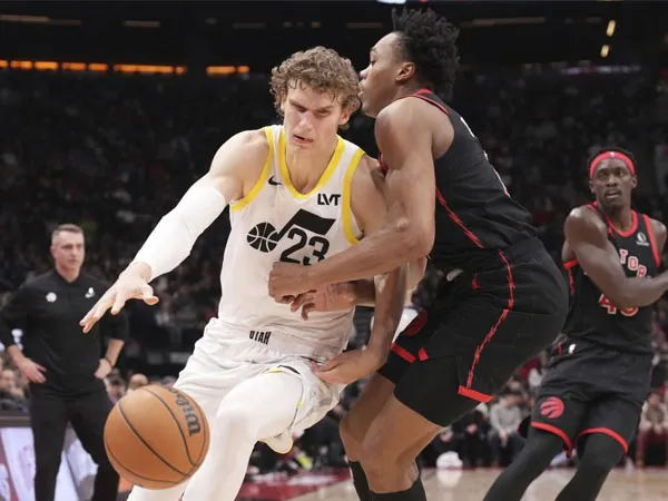 Lauri Markkanen (kiri) mencetak 30 poin saat Utah Jazz mengalahkan Toronto Raptors 126-119. (Foto: AP)
