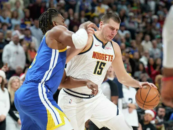 Nikola Jokic (kanan) mencetak 26 poin dengan 18 di antaranya dari lemparan bebas saat Denver Nuggets menahan Golden State Warriors 120-114. (Foto: AP)