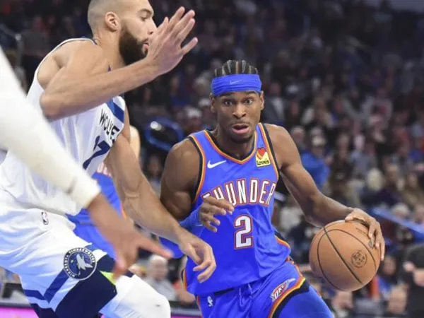 Shai Gilgeous-Alexander (kanan) mencetak 34 poin saat Oklahoma City Thunder menang 129-106 atas Minnesota Timberwolves. (Foto: AP)