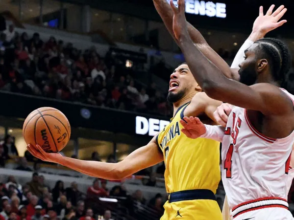 Tyrese Haliburton (kiri) mencetak 21 poin dan 20 assist tanpa turnover saat Indiana Pacers mengalahkan Chicago Bulls 120-104. (Foto: AP)