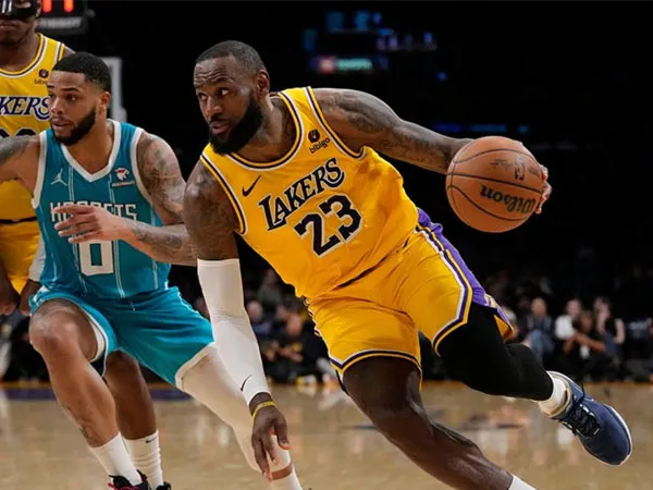 LeBron James (kanan) mencetak 17 poin dan 11 assist saat Los Angeles Lakers mengalahkan Charlotte Hornets 133-112. (Foto: AP)