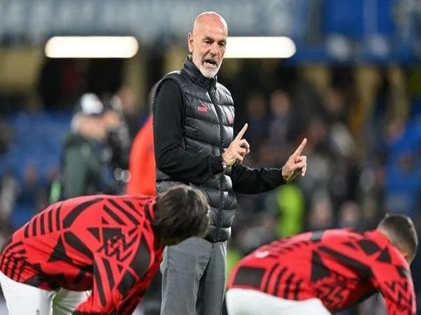 Stefano Pioli mengaku sama sekali tidak khawatir, meski isu pemecatannya sebagai manajer AC Milan tengah menguat / via Getty Images