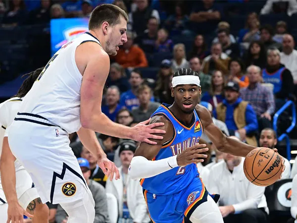 Shai Gilgeous-Alexander (kanan) mencetak 40 poin saat Oklahoma City Thunder mengalahkan Denver Nuggets 119-93. (Foto: AP)
