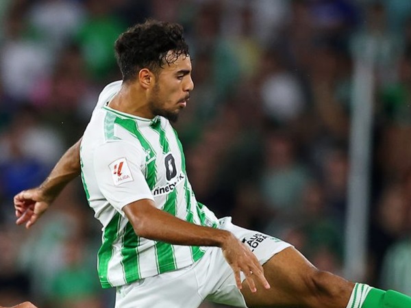 Barcelona Bantah Telah Bidik Bek Muda Real Betis