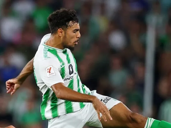 Barcelona Bantah Mau Pulangkan Bek Muda Real Betis