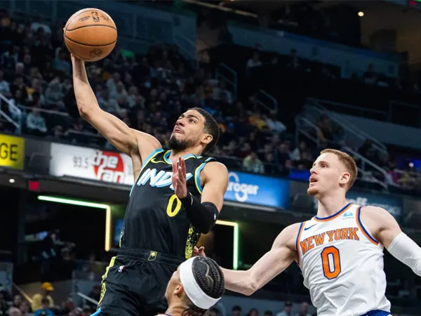 Tyrese Haliburton (kiri) mencetak 22 poin dan 23 assist saat Indiana Pacers mengalahkan New York Knicks 140-126. (Foto: AP)