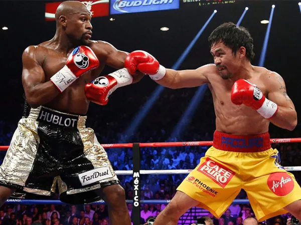 Manny Pacquiao (kanan) dan Floyd Mayweather bertarung pada 2015 dalam pertarungan tinju dengan pendapatan tertinggi sepanjang masa. (Foto: Ring TV)