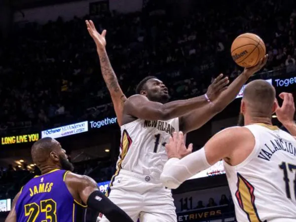 Zion Williamson (tengah) mencetak 26 poin saat New Orleans Pelicans mengalahkan Los Angeles Lakers 129-109. (Foto: AP)