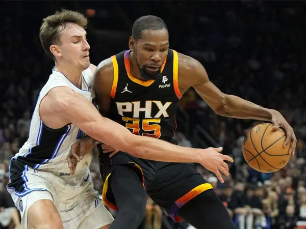 Kevin Durant (kanan) mencetak 31 poin saat Phoenix Suns mengalahkan Orlando Magic 112-107. (Foto: AP)