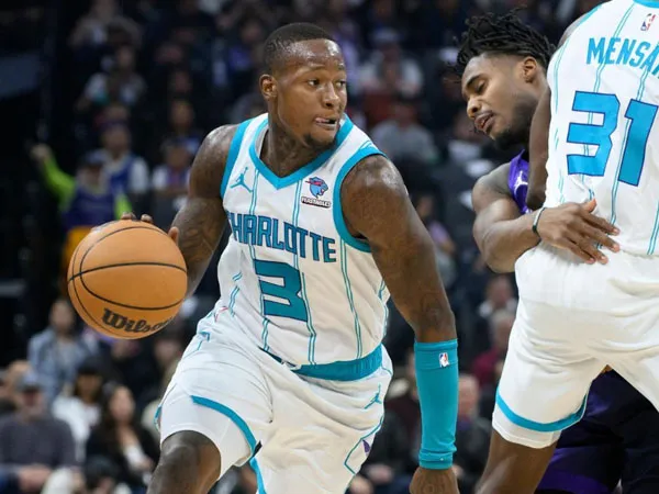 Terry Rozier (kiri) mencetak 34 poin saat Charlotte Hornets mengalahkan Sacramento Kings 111-104. (Foto: AP)
