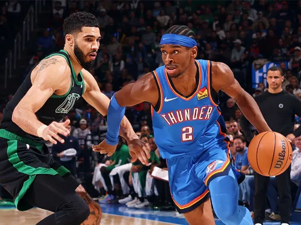 Shai Gilgeous-Alexander (kanan) mencetak 36 poin saat Oklahoma City mengalahkan Boston Celtics 127-123. (Foto: AP)
