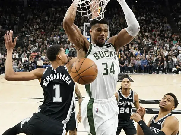 Giannis Antetokounmpo (tengah) mencetak 44 poin dan 14 rebound saat Milwaukee Bucks mengalahkan San Antonio Spurs 125-121. (Foto: AP)