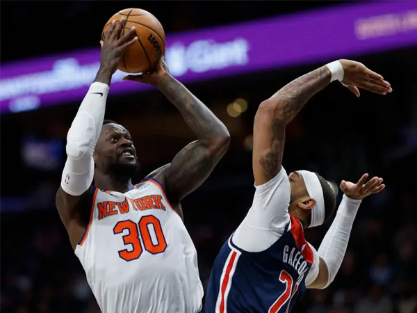 Julius Randle (kiri) mencetak 39 poin saat New York Knicks mengalahkan Washington Wizards 121-105. (Foto: AP)