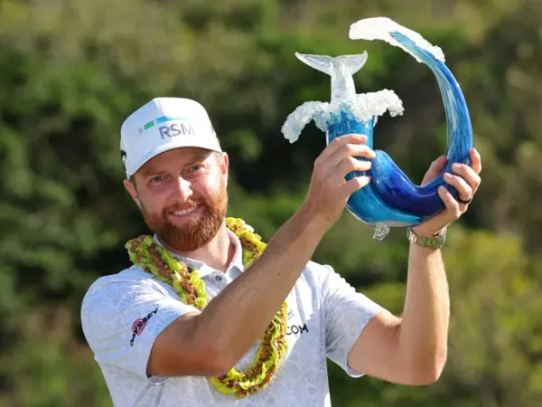 Chris Kirk berpose dengan trofi juara The Sentry. (Foto: Golf Digest)