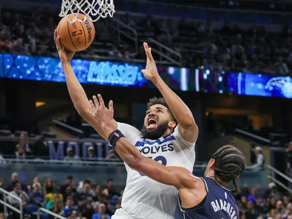 Karl-Anthony Towns (kiri) mencetak 28 poin saat Minnesota Timberwolves menang 113-92 atas Orlando Magic. (Foto: AP)
