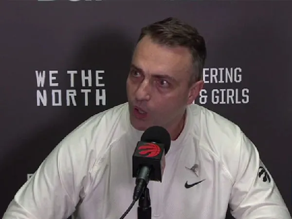Pelatih Toronto Raptors Darko Rajakovic meluapkan kemarahannya saar konferensi pers. (Foto: NBA)