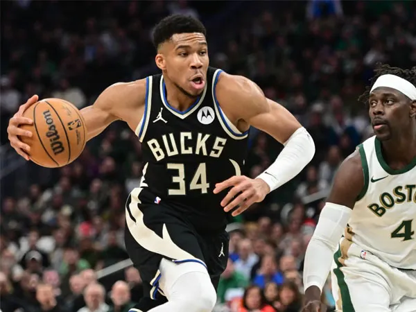 Giannis Antetokounmpo (kiri) mencetak 24 poin saat Milwaukee Bucks menundukkan Boston Celtics 135-102. (Foto: AP)