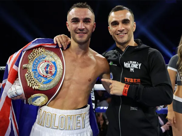 Jason Moloney (kiri) bersama saudara kembarnya, Andrew Moloney. (Foto: Top Rank)