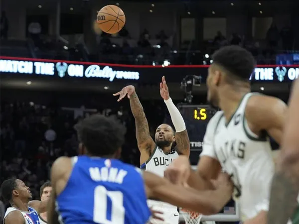Damian Lillard melesakkan tembakan tiga angka saat buzzer saat Milwaukee Bucks menang 143-142 atas Sacramento Kings lewat OT pada Minggu (14/1). (Foto: AP)