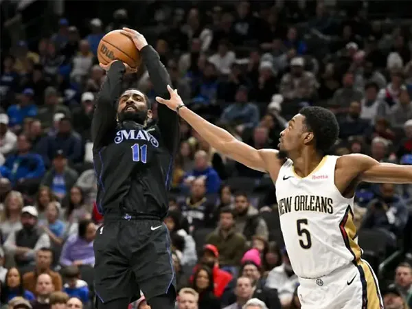 Kyrie Irving (kiri) mencetak 42 poin saat Dallas Mavericks mengalahkan New Orleans Pelicans 125-120 pada hari Senin (15/1). (Foto: AP)