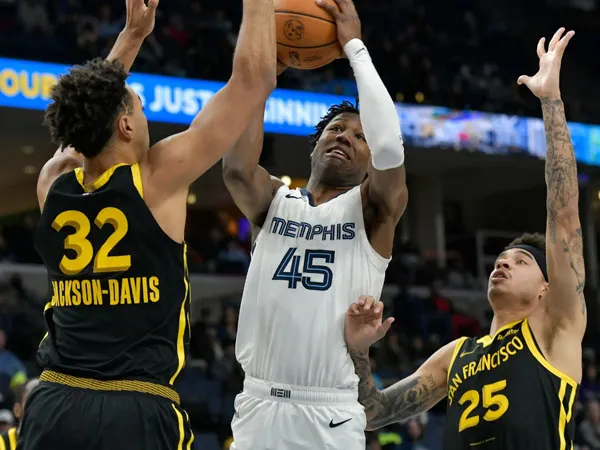 GG Jackson (tengah) mencetak 23 poin saat Memphis Grizzlies mengalahkan Golden State Warriors 116-107 pada Senin (15/1) malam. (Foto: AP)