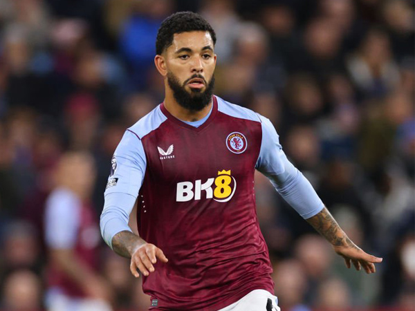 Alan Hutton Berharap Douglas Luiz Bertahan di Aston Villa