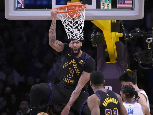 Anthony Davis mencetak 27 poin dan 15 rebound saat Los Angeles Lakers mengalahkan Oklahoma City Thunder 112-105 pada Senin (15/1). (Foto: AP)