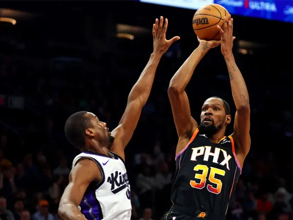 Kevin Durant (kanan) mencetak 27 poin saat Phoenix Suns mengalahkan Sacramento Kings 119-117 pada Selasa (16/1) malam. (Foto: AP)
