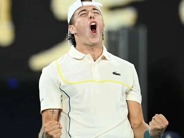 Hasil Australian Open: Holger Rune Gigit Jari, Arthur Cazaux Bertahan Di Melbourne