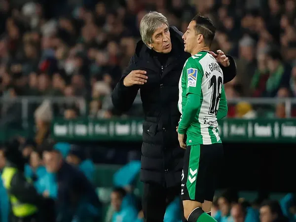 Pelatih Real Betis yakni Manuel Pellegrini, mengonfirmasi bahwa Andres Guardado bakal pergi meninggalkan klub di Januari ini / via Getty Images