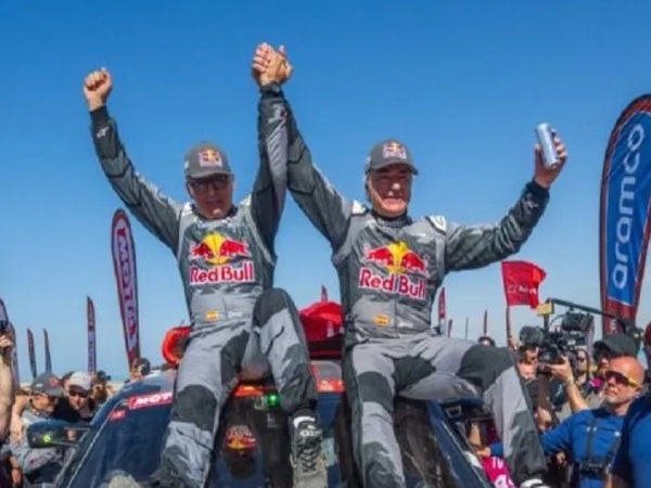 Carlos Sainz Cetak Sejarah Saat Menangkan Reli Dakar