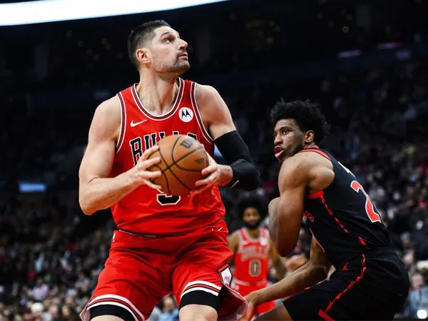 Nikola Vucevic (kiri) mengemas 24 poin dan 14 rebound saat Chicago Bulls mengalahkan tuan rumah Toronto Raptors 116-110 pada Kamis (18/1) malam. (Foto: AP)