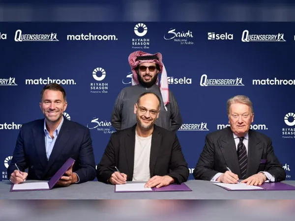 Eddie Hearn (paling kiri) dan Frank Warren (paling kanan) meneken kesepakatan lima pertarungan bersejarah di Arab Saudi. (Foto: Riyadh Season)