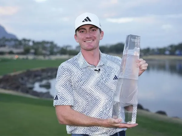 Nick Dunlap berpose dengan trofi The American Express 2024. (Foto: Golf Digest)