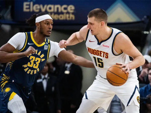 Nikola Jokic (kanan) mencetak triple-double ke-13 musim ini saat Denver Nuggets menang 114-109 atas Indiana Pacers pada Selasa (23/1) malam. (Foto: AP)