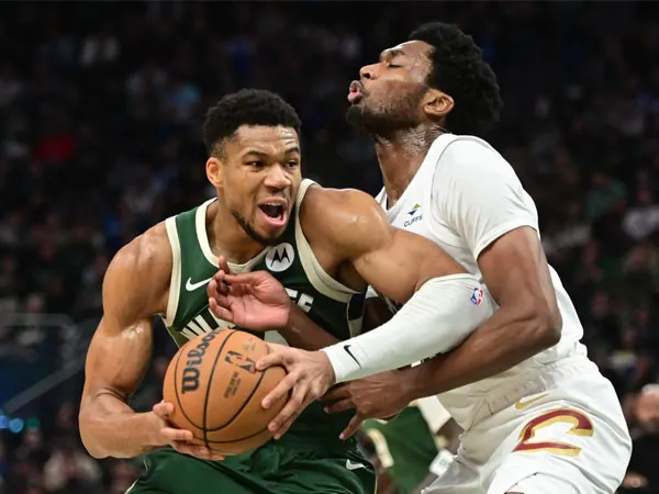 Giannis Antetokounmpo (kiri) mencatatkan triple-double saat Milwaukee Bucks mengalahkan Cleveland Cavaliers 126-116 pada Rabu (24/1) malam. (Foto: AP)