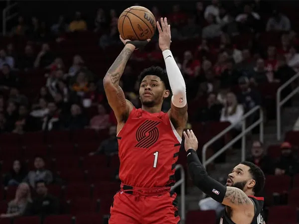 Anfernee Simons mencetak 33 poin saat Portland Trail Blazers mengalahkan Houston Rockets 137-131 melalui babak perpanjangan waktu pada Rabu (24/1) malam. (Foto: AP)
