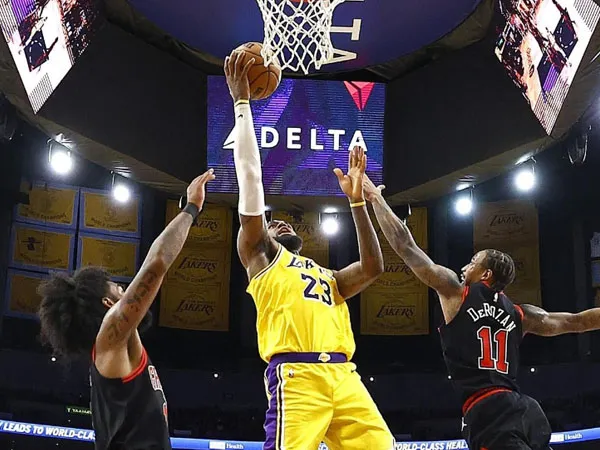 LeBron James mencetak 25 poin (tengah) saat Los Angeles Lakers mengalahkan Chicago Bulls 141-132 pada Kamis (25/1) malam. (Foto: AP)